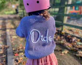 Cardigan lilas personnalisé pour enfant brodé à la main