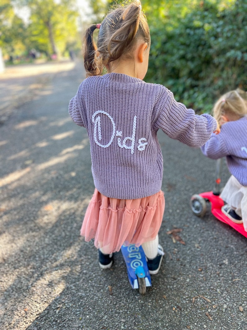 Cardigan lilas personnalisé pour enfant brodé à la main image 3