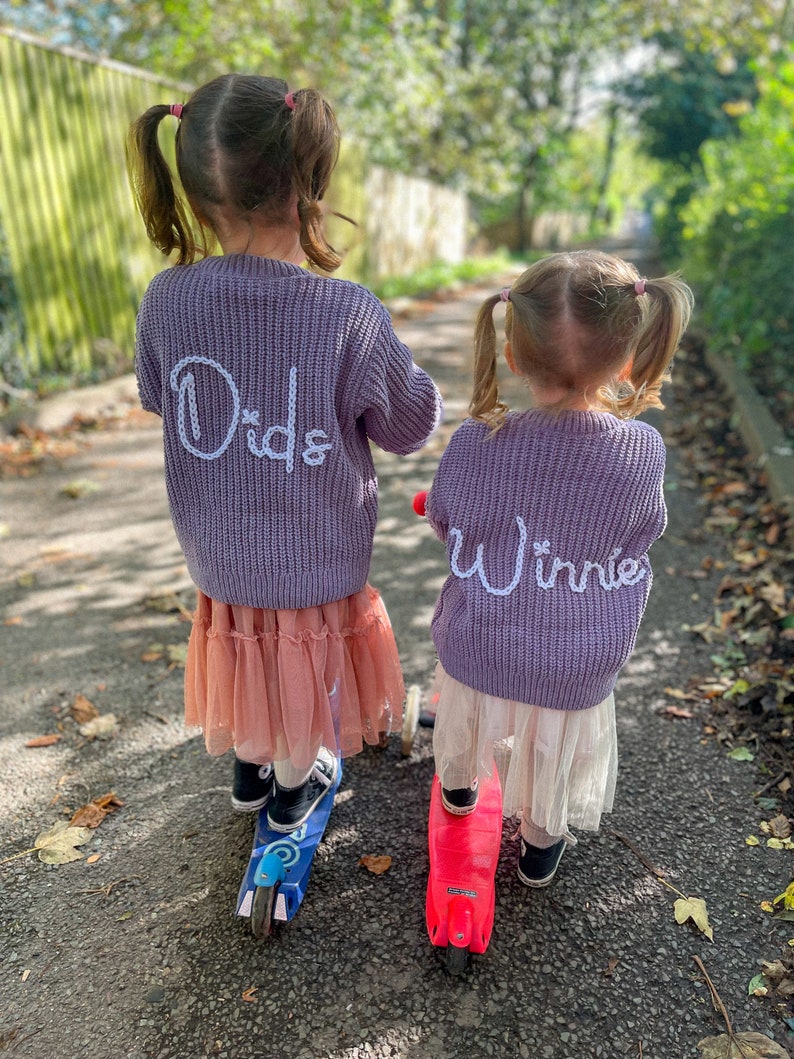 Cardigan lilas personnalisé pour enfant brodé à la main image 5