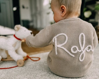 Cardigan beige doux avec prénom personnalisé pour bébé brodé à la main