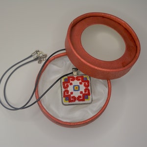 Bulgarische Schewitsa Stickerei in einer roten Box, einzigartige handgemachte Stickerei Halskette, Geschenk für Schlüsselanhänger