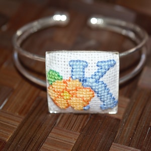 Pulseira exclusiva bordada à mão com a letra K, perfeita para presente, vem com uma caixa prateada, vem com frete grátis para todo o mundo