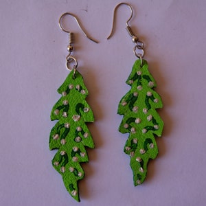 Pendientes únicos de cuero verde hecho a mano, perfectos para un regalo, viene con un envío gratuito en todo el mundo