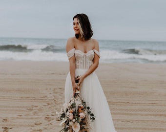 Off-shoulder bruidsjurk, romantische bohobruid, delicate bruidsjurk van kant, boho-zomerbruiloft
