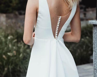 Minimalist Open Back Bridal Gown: V-Neck Sleeveless Civil Wedding Dress