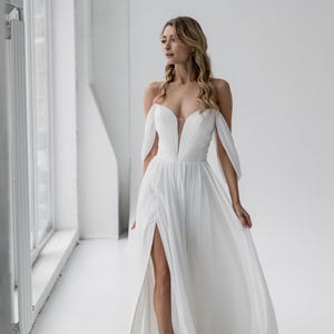 シフォンのウェディングドレス、スリットスカート、Aラインのガウン、ミニマルな花嫁、市役所での結婚式