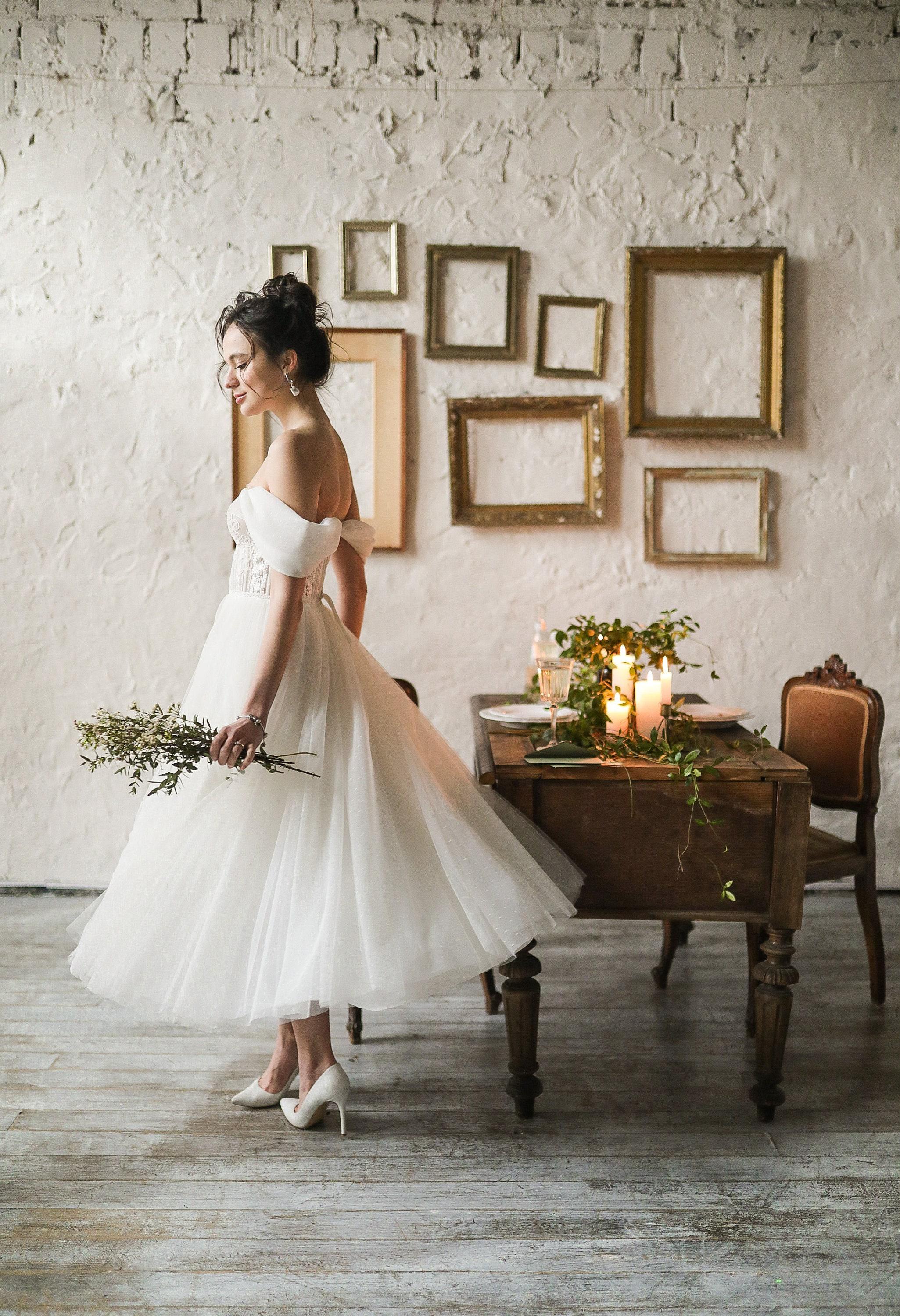Weißes Korsett Mieder Boho Brautkleid, Off-The-Shoulder-Minimalist-Hochzeitskleid, Midi-Brautballkleid mit Fit-and-Flare-Silhouette