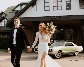 Vestido de novia bohemio: Vestido de satén con escote en V profundo y abertura, manga larga.