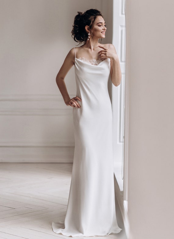 Simple shop straight gown