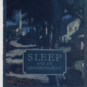Op de afbeelding: Een vintage boekomslag met een donkerblauwe achtergrond en een nachtelijke scène van een klein stadje. De titel "SLEEP AND ITS ENVIRONMENT" is gedrukt in een witte doos.