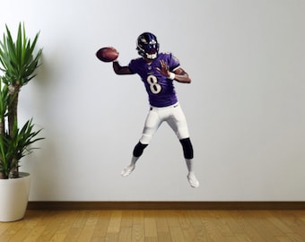 Sticker mural joueur de football Lamar Jackson violet – Sticker art mural sports d'action pour chambre à coucher, salle de jeux, décoration d'adolescent