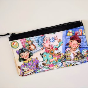 Puede incluir: Una colorida bolsa con cremallera con una ilustración caprichosa de tres mujeres disfrutando del té y la tarta. La ilustración incluye un gato, un perro y el texto "www.wendy-brown-art.co.uk".