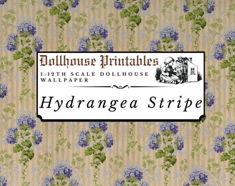 Puede incluir: Dollhouse Printables 1:12th Scale Dollhouse Wallpaper Hydrangea Stripe. Una descarga digital de un patrón de papel tapiz de estilo vintage con flores de hortensia azules y hojas verdes sobre un fondo a rayas.