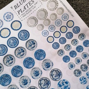 Op de afbeelding: Een bedrukbaar vel met blauwe en witte gepatroneerde borden, met twee maten borden, vol formaat en zijborden. Het vel bevat de tekst "BLUE PLATES", "FULL SIZE PLATE - 0.86"
