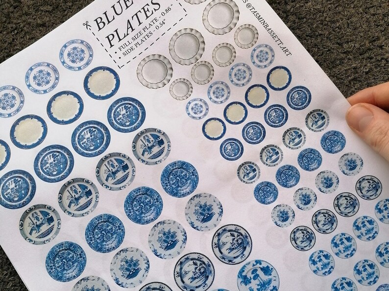 Op de afbeelding: Een bedrukbaar vel met blauwe en witte gepatroneerde borden, met twee maten borden, vol formaat en zijborden. Het vel bevat de tekst "BLUE PLATES", "FULL SIZE PLATE - 0.86"