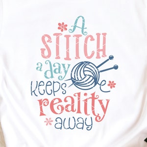 Stricken SVG & Clip Art A Stitch A Day Keeps Realität weg stricken svg Garn svg Wolle svg Entwurf digitaler Download Dxf Png geschnitten Datei