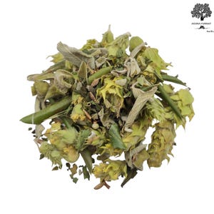 Può includere: Un grappolo di foglie di tè alle erbe e fiori essiccati nelle tonalità del verde chiaro, oliva e giallo pallido. La miscela include varie consistenze di elementi botanici essiccati, tra cui piccole foglie, steli e boccioli di fiori.