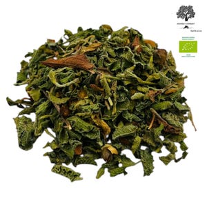 Può includere: Primo piano di un mucchio di erbe secche verdi e marroni. Le erbe sono sciolte e sembrano essere un mix di diversi tipi. L'immagine è scattata da un'angolazione leggermente rialzata, mostrando la consistenza delle erbe.