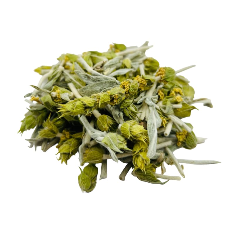 Puede incluir: Un mont&oacute;n de hojas de t&eacute; de hierbas secas, de color verde claro y amarillo. Las hojas son peque&ntilde;as y delicadas, con una textura ligeramente peluda.