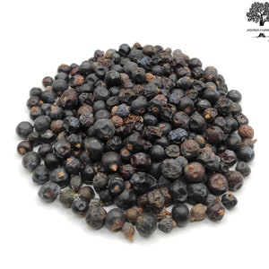 Könnte beinhalten: Nahaufnahme eines Haufens getrockneter schwarzer Wacholderbeeren.