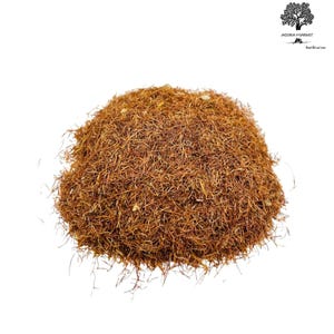 Könnte beinhalten: Ein Haufen getrockneter roter Saflorfäden, ein natürlicher Lebensmittelfarbstoff und Gewürz.