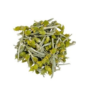 Puede incluir: Un mont&oacute;n de hojas de t&eacute; de hierbas secas verdes y amarillas.