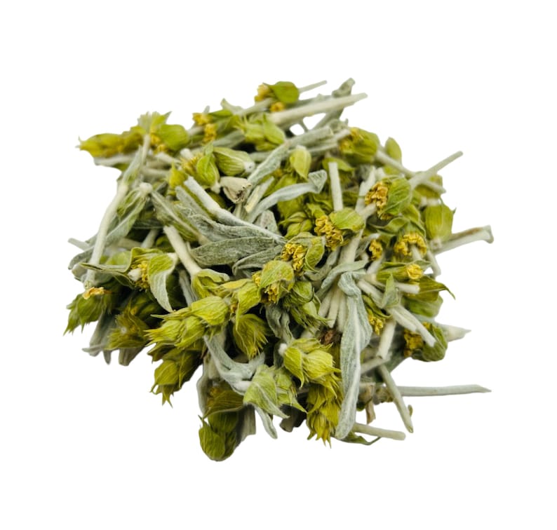 Puede incluir: Hierba seca con flores verdes y amarillas. La hierba tiene un color verde plateado y est&aacute; dispuesta en un mont&oacute;n.