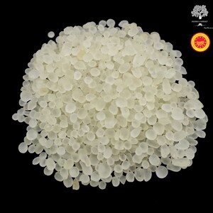 Peut inclure: Gros plan sur un tas de petites billes de gel de silice blanches translucides. Les billes sont rondes et ont une texture légèrement rugueuse.