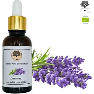 Può includere: Un set di tre tazze in ceramica con finitura opaca e macchiettata. Le tazze sono nei toni del crema, grigio chiaro e grigio scuro. Ogni tazza ha un design semplice e minimalista e un manico arrotondato.