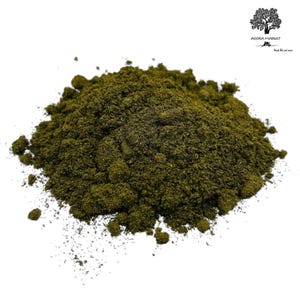 Könnte beinhalten: Ein Haufen getrockneter, fein gemahlener grüner Pulver. Das Pulver ist dunkelgrün und hat eine raue Textur.