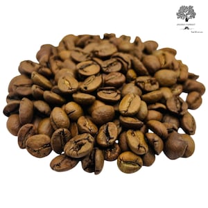 Puede incluir: Un montón de granos de café tostados, que muestran una gama de tonos marrones. Los granos están densamente dispuestos, con texturas visibles y ligeras diferencias de tamaño y forma. La imagen incluye el texto "AGORA MARKET" y un logotipo de árbol.