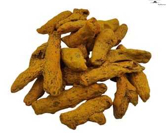 Op de afbeelding: Een stapel gedroogde kurkumawortelvingers, in een heldere geel-oranje kleur. Kurkuma is een populair specerij dat wordt gebruikt in het koken en vanwege zijn medicinale eigenschappen.