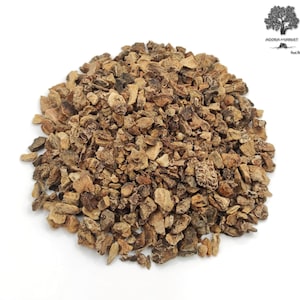 Könnte beinhalten: Nahaufnahme eines Haufens getrockneter, brauner und beigefarbener Stücke von Klettenwurzel.