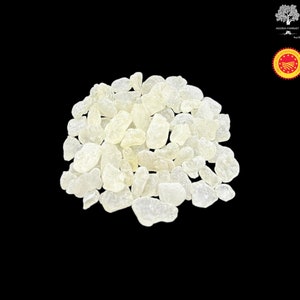 Può includere: Un mucchio di piccoli pezzi di resina bianca traslucida.