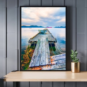 Boardwalk Ocean View mit kleinem Boot - Ozean Strand Boardwalk Bay Fotografie - Meer Wellen Bild - Herunterladbare Kunst - Größere Druckgrößen
