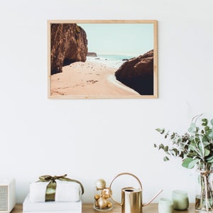Strandöffnung mit Klippen - Bay Sea Shoreline Bild - Ozean Strand Sand Herunterladbares Foto - Strand Bay Wandkunst - Größere Druckgrößen