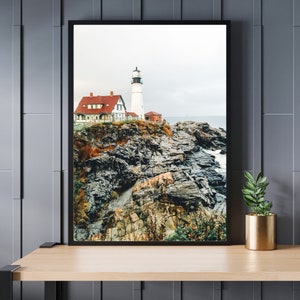 Bewölkte und felsige Küste mit Leuchtturm - Ocean Shoreline Bay Fotografie - Meer Wellen Strandbild - herunterladbare Kunst - Größere Druckgrößen