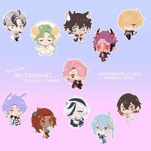 Könnte beinhalten: Set mit 10 bunten Acryl-Anhängern mit Cartoon-Charakteren, etwa 2,5 cm groß, mit einem regenbogenfarbenen Hologramm-Finish. Die Charaktere umfassen ein Mädchen mit rosa Haaren, einen Jungen mit blauen Haaren, einen Jungen mit grünen Haaren, einen Jungen mit violetten Haaren, einen Jungen mit schwarzen Haaren, einen Jungen mit blonden Haaren, ein Mädchen mit braunen Haaren, ein Mädchen mit schwarzen Haaren, ein Mädchen mit weißen Haaren und ein Mädchen mit blauen Haaren. Die Anhänger sind mit "itty bitty Nu: Carnival acrylic charms" beschriftet.