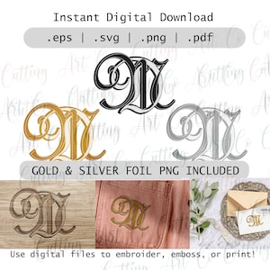 Könnte beinhalten: Ein digitaler Download eines Monogramms mit dem Anfangsbuchstaben "M" in Schwarz, Gold und Silber. Das Monogramm ist in einer Schriftart mit Schreibschrift gehalten und in den Formaten .eps, .svg, .png und .pdf verfügbar. Das Bild zeigt auch eine Vorschau des Monogramms in Goldfolie auf einer braunen Oberfläche und ein Monogramm in Goldfolie auf einer rosa Stoffoberfläche.