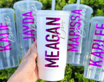 Vasos de despedida de soltera personalizados - Vasos de fiesta de plástico con tapa y paja - Vasos reutilizables hechos a medida para cualquier ocasión - Bachelorette favor cup
