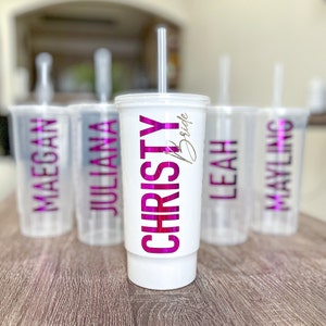 Personalisierte Junggesellinnenbecher - Partybecher aus Kunststoff mit Deckel und Stroh - Individuell angefertigte Wiederverwendbare Tassen für jeden Anlass - Junggesellinnenbecher