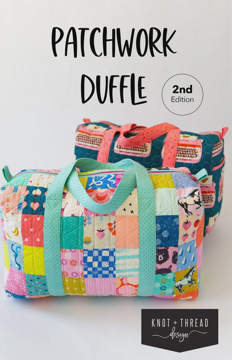 Pu&ograve; includere: Due borsoni trapuntati con design patchwork. La borsa anteriore presenta quadrati colorati con vari motivi e manici verde menta. La borsa posteriore &egrave; blu ottanio con una stampa di macchine da scrivere e manici color corallo. Testo: PATCHWORK DUFFLE 2nd Edition.