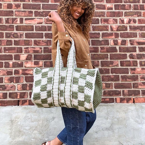 Home for the Holidays Duffle Bag | Crochet Duffle Bag Pattern | Checkerboard Colorwork for Holiday Travel | Digital Pattern