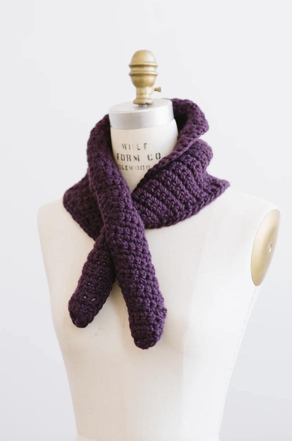 36 Jumbo Yarn Crochet Patterns for Cozy Gifts, Home Decor, and Easy Quick Makes 28 Brooklyn Bandana Beginner Chunky Yarn Cowl Written