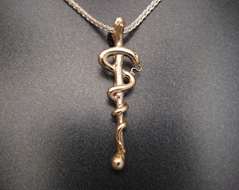 Colgante de bastón ortopédico de Asclepio en oro de 14 quilates