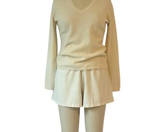 Maglione bianco in cashmere con scollo a V.