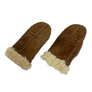 Puede incluir: Un par de mitones marrones con un ribete esponjoso de color beige claro. Los mitones están hechos de un material suave similar al ante y están cosidos con un hilo en contraste. El ribete es un material grueso y cálido.