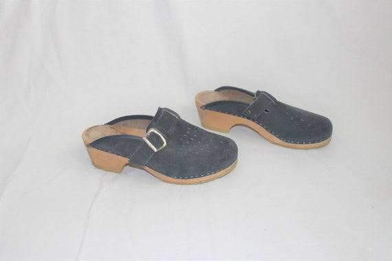 Blue suede wooden clogs retro krone 