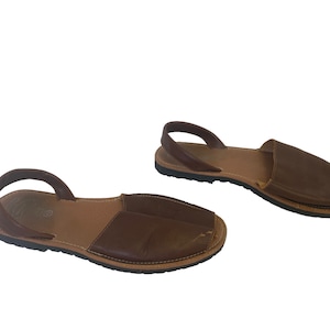 minimalist brown leather flat fisherman sandals 90s Spanish slingback slides womens size 10.5