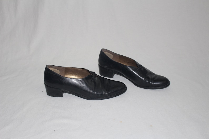 minimalist chunk heel loafers 80s black leather slip on shoes size 8.5